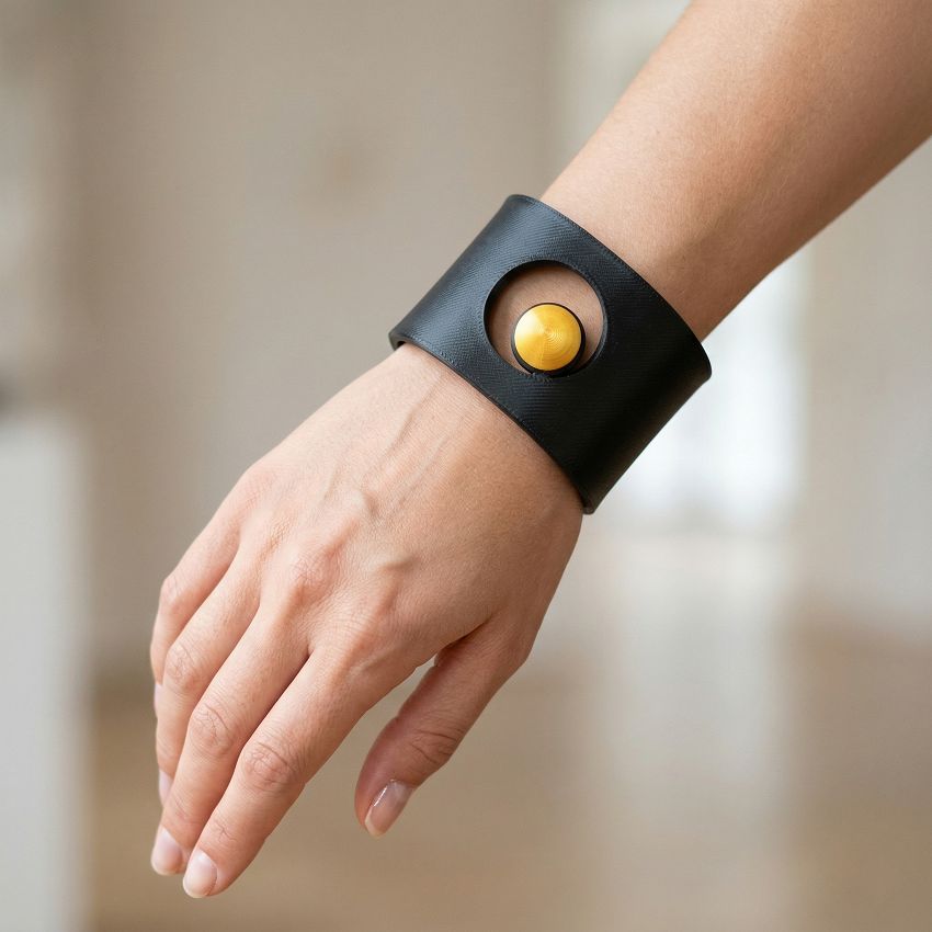 Pulsera Luna Negro una pieza de diseño contemporáneo que combina formas suaves con un estilo minimalista, impresos en 3D de la colección de joyería sostenible Tonoto