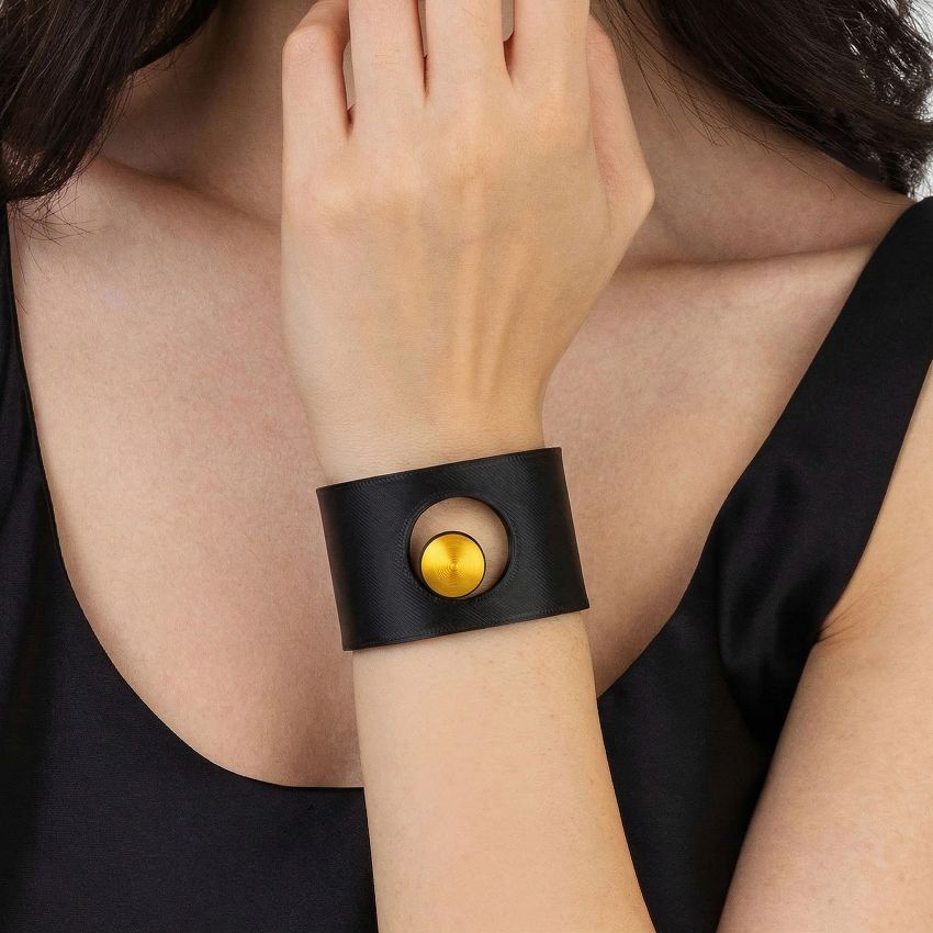 Pulsera Luna Negro una pieza de diseño contemporáneo que combina formas suaves con un estilo minimalista, impresos en 3D de la colección de joyería sostenible Tonoto
