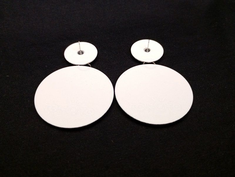Pendientes Núcleo blanco largos de doble disco con textura concéntrica y diseño geométrico contemporáneo