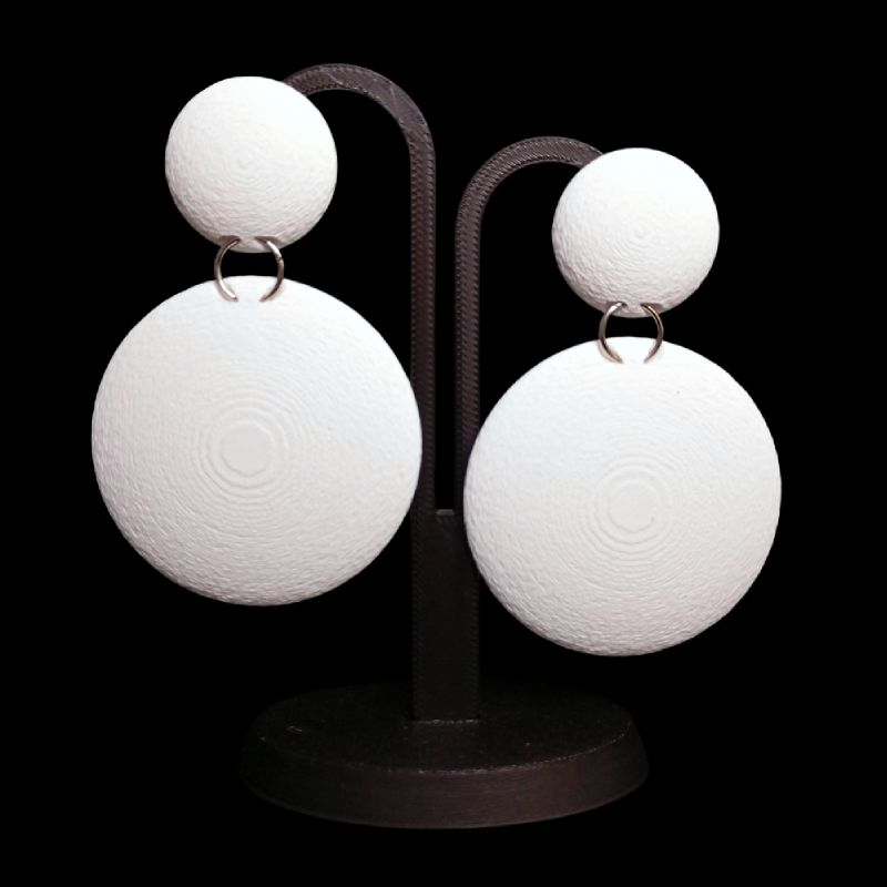 Pendientes Núcleo blanco largos de doble disco con textura concéntrica y diseño geométrico contemporáneo