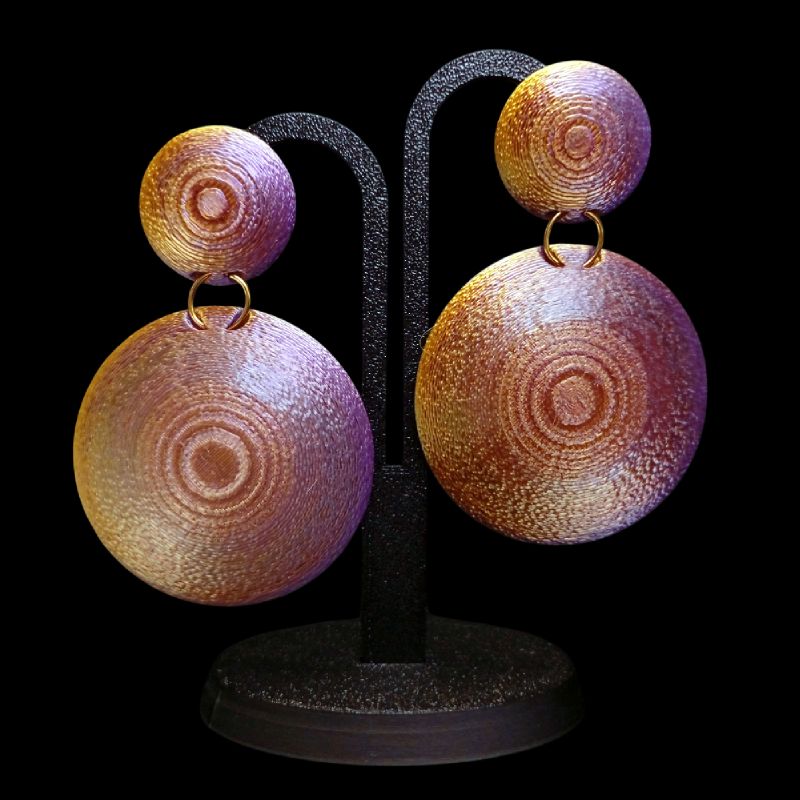 Pendientes Núcleo gold purple largos de doble disco con textura concéntrica y diseño geométrico contemporáneo