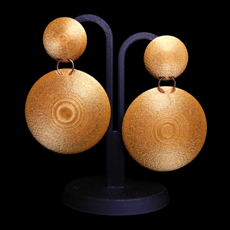 Pendientes Núcleo gold largos de doble disco con textura concéntrica y diseño geométrico contemporáneo