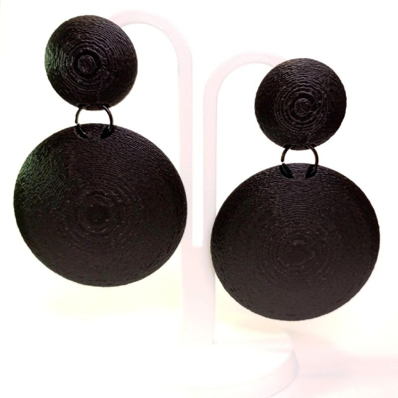 Pendientes Núcleo negro largos de doble disco con textura concéntrica y diseño geométrico contemporáneo