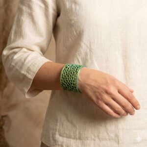 Pulsera Voronoi Brazalete ancho de diseño geométrico calado inspirado en patrones Voronoi impresos en 3D de la colección de joyería sostenible Tonoto
