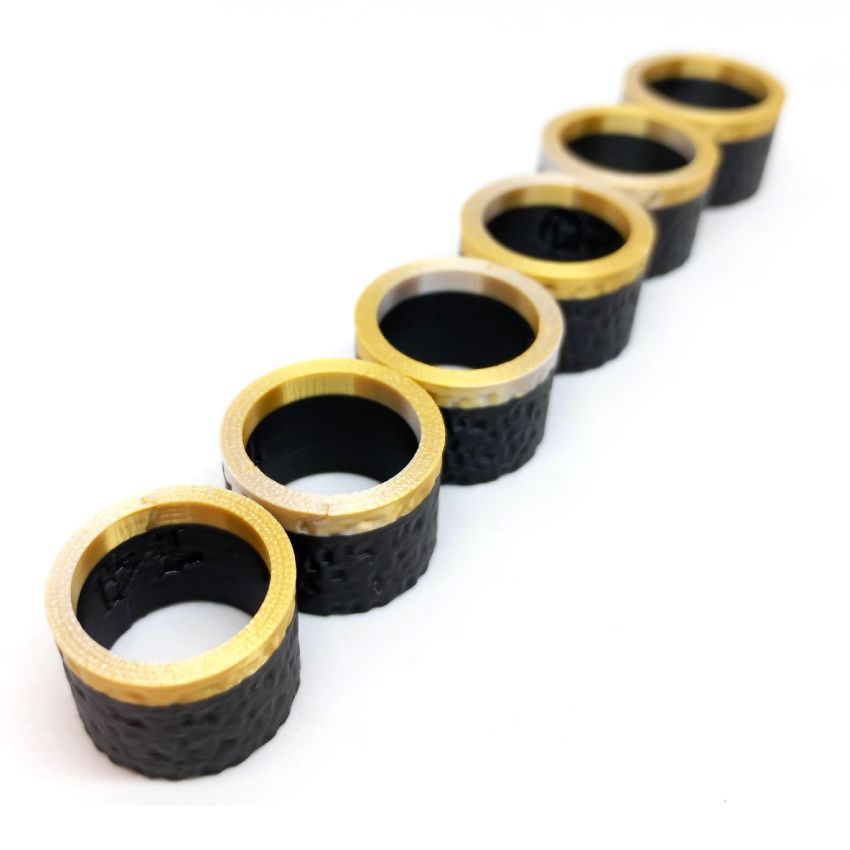 Anillo Dorica Negro Innovación que se lleva puesta, impreso en 3D de la colección Tonoto