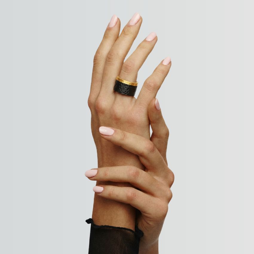 Anillo Dorica Negro Innovación que se lleva puesta, impreso en 3D de la colección Tonoto