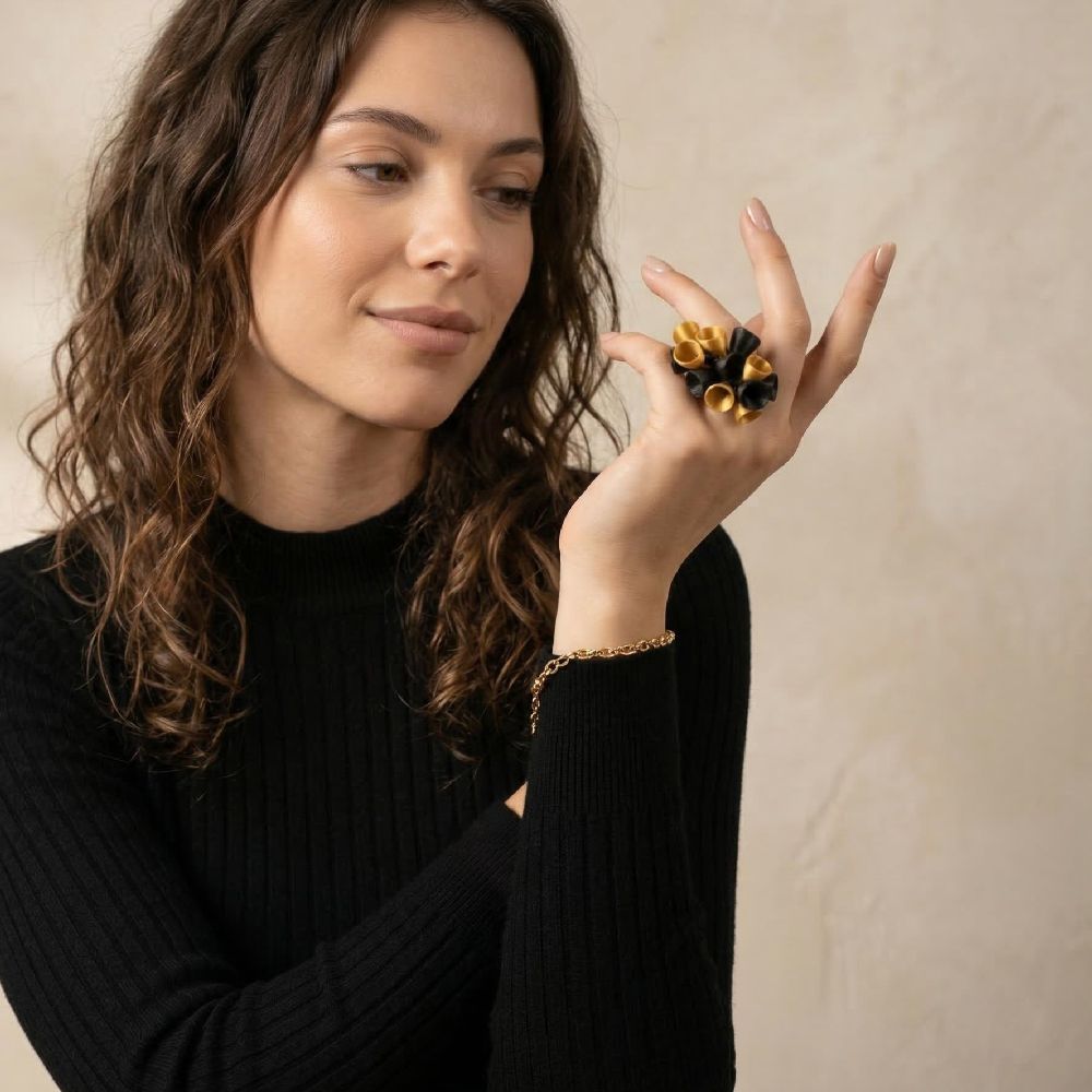 Anillo Flor con diseño escultórico en negro y dorado. Ligero, moderno y fabricado con tecnología 3D