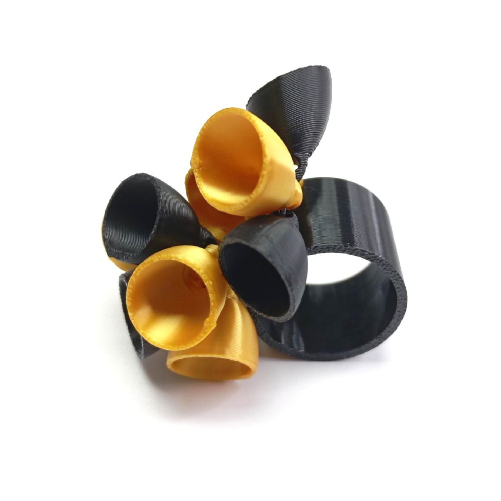 Anillo Flor con diseño escultórico en negro y dorado. Ligero, moderno y fabricado con tecnología 3D