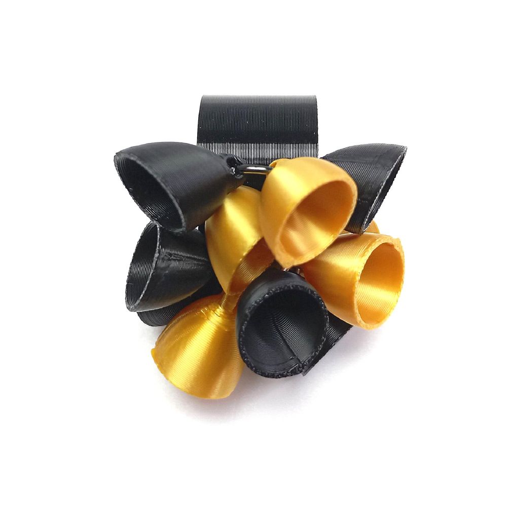 Anillo Flor con diseño escultórico en negro y dorado. Ligero, moderno y fabricado con tecnología 3D