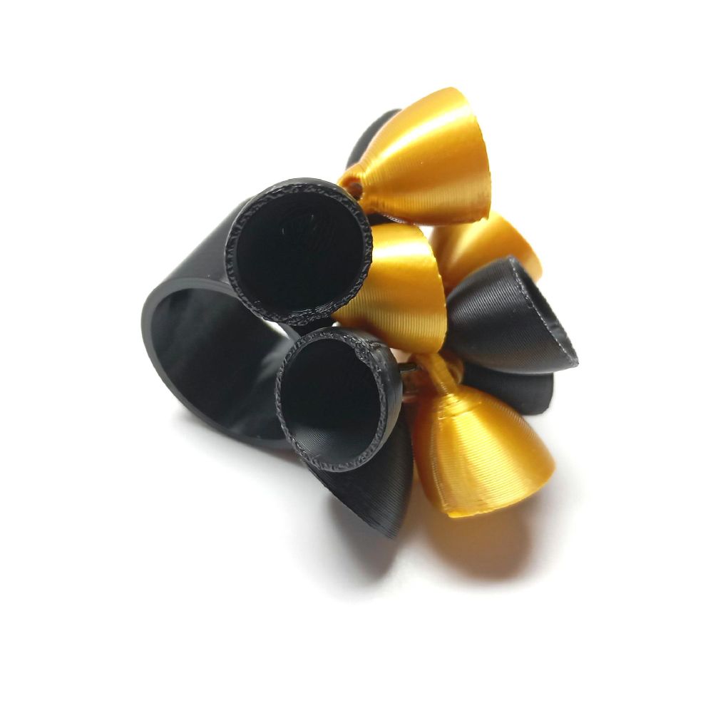 Anillo Flor con diseño escultórico en negro y dorado. Ligero, moderno y fabricado con tecnología 3D