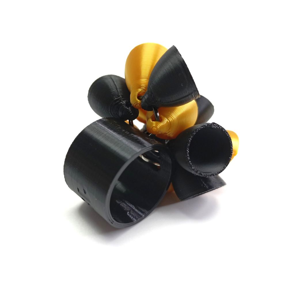 Anillo Flor con diseño escultórico en negro y dorado. Ligero, moderno y fabricado con tecnología 3D