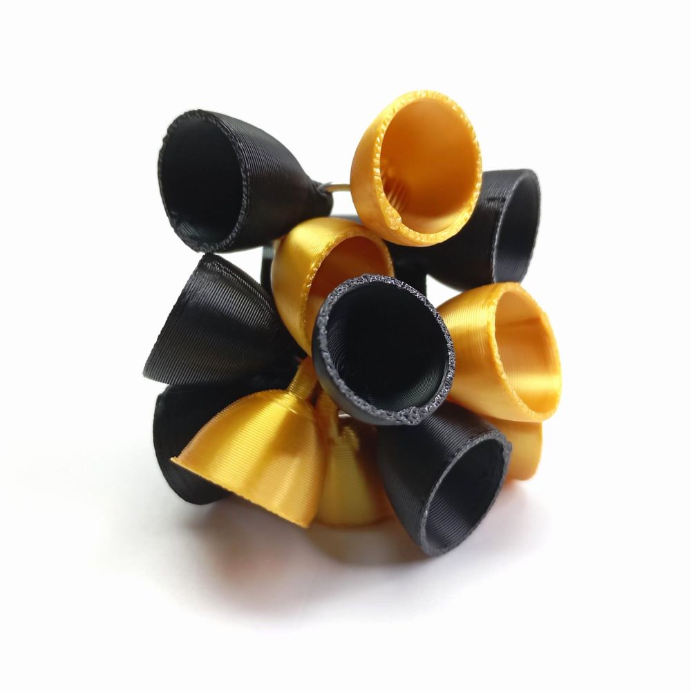 Anillo Flor con diseño escultórico en negro y dorado. Ligero, moderno y fabricado con tecnología 3D
