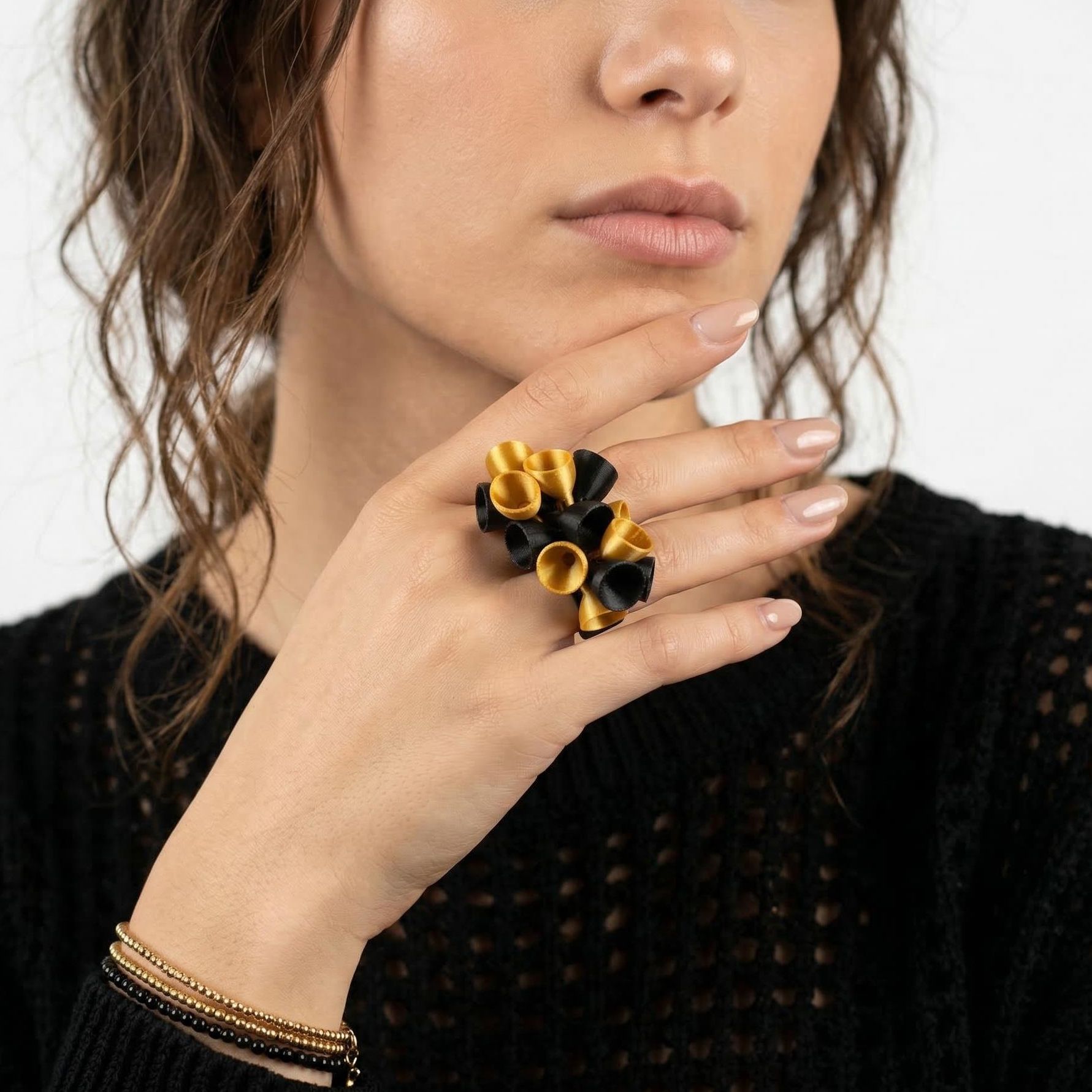 Anillo Flor con diseño escultórico en negro y dorado. Ligero, moderno y fabricado con tecnología 3D