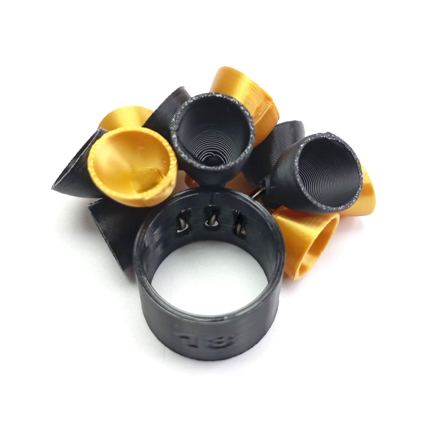 Anillo Flor con diseño escultórico en negro y dorado. Ligero, moderno y fabricado con tecnología 3D