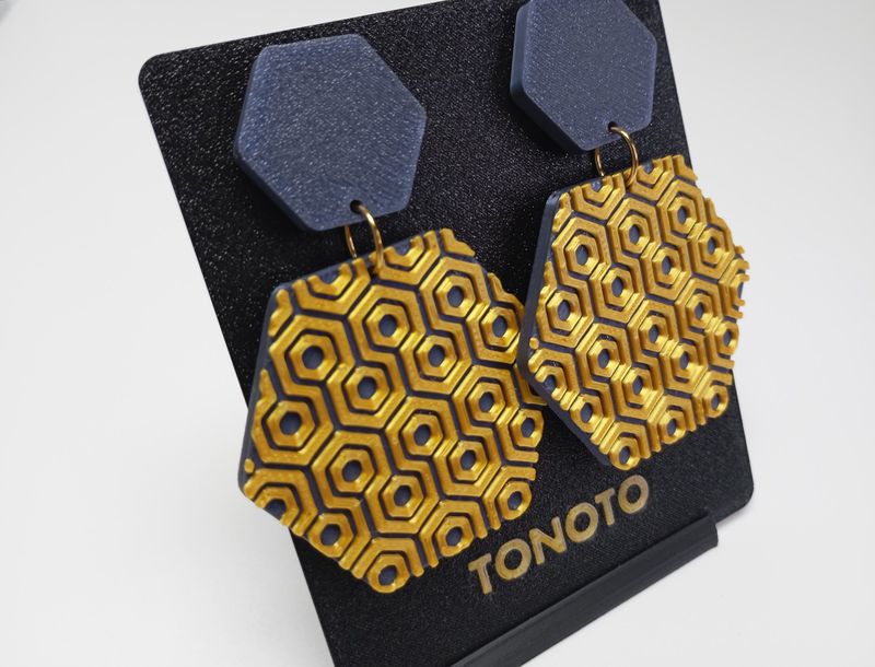 Pendientes Alvea azul destaca por su icónica forma de doble hexágono impresos en 3D de la colección de joyería sostenible Tonoto