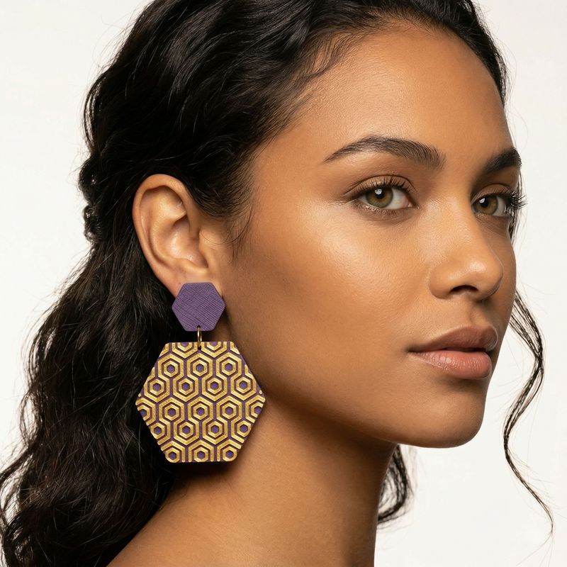 Pendientes Alvea morado destaca por su icónica forma de doble hexágono impresos en 3D de la colección de joyería sostenible Tonoto