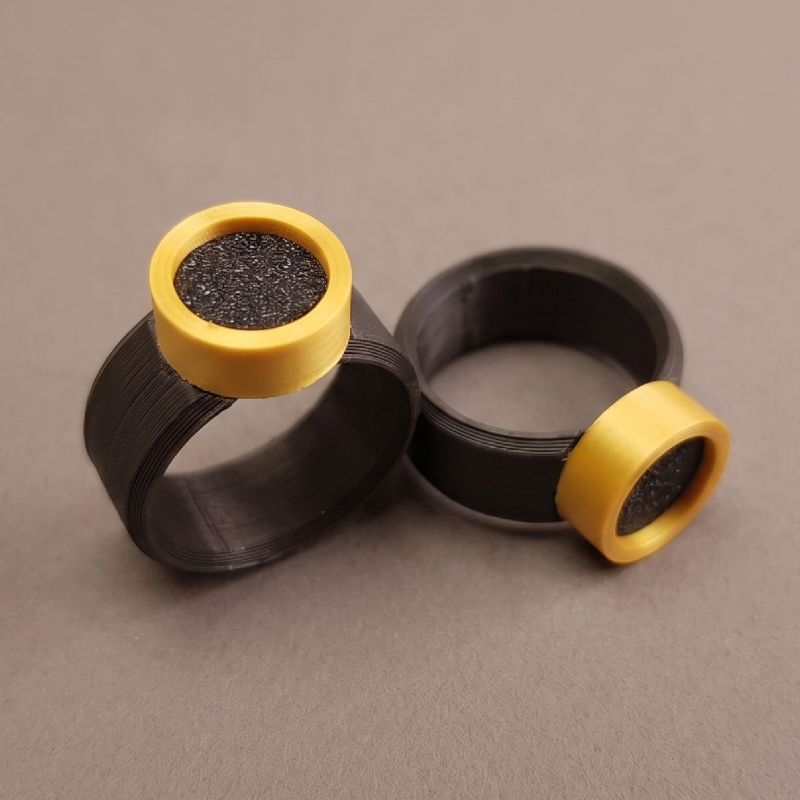 Anillo Core negro oro Tonoto